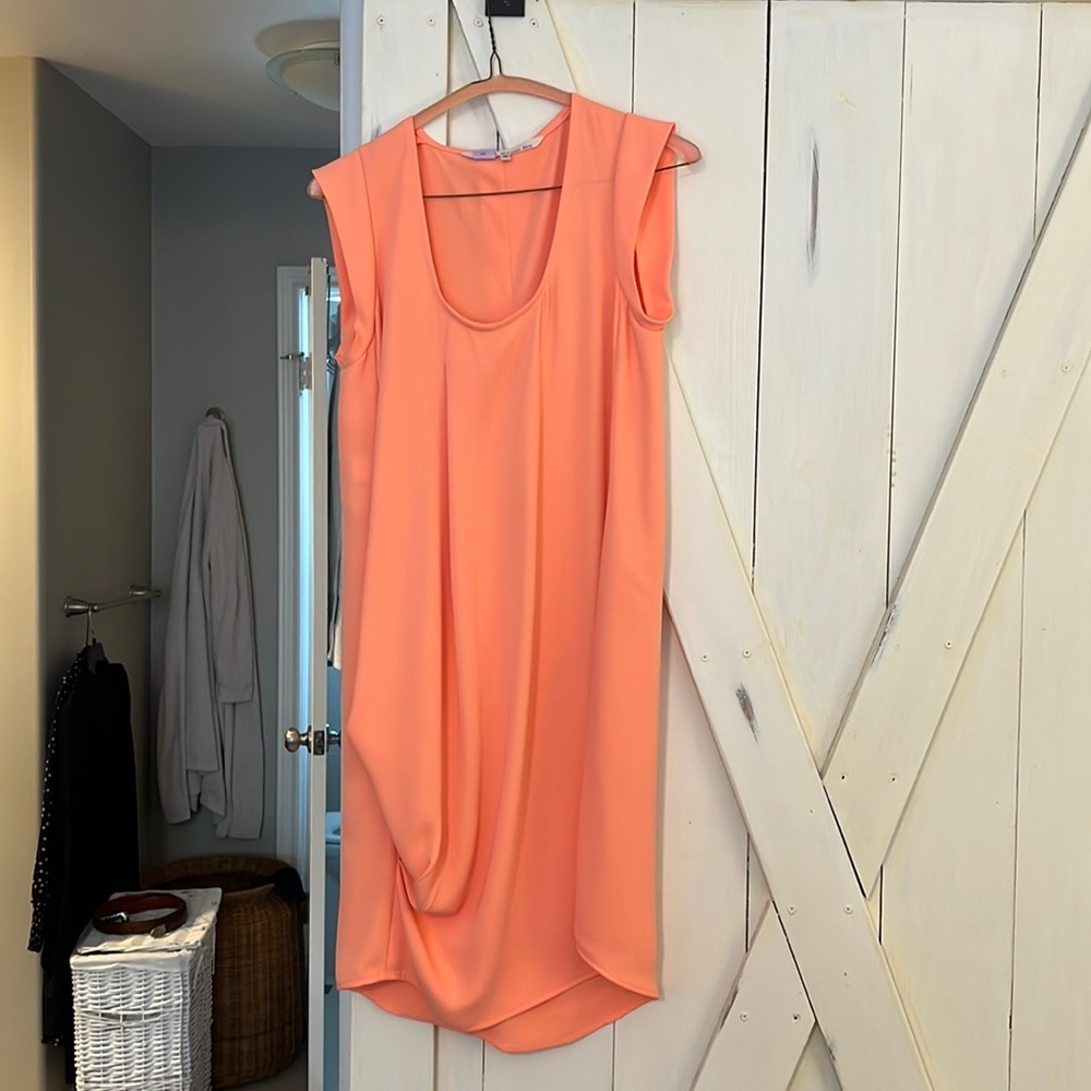 Sleeveless cocktail dress with pockets